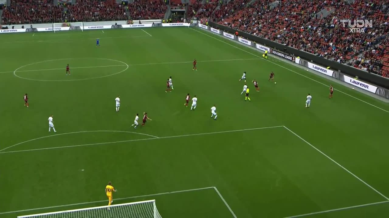 ¡TIRO ATAJADO! disparo por Lucas Alario.