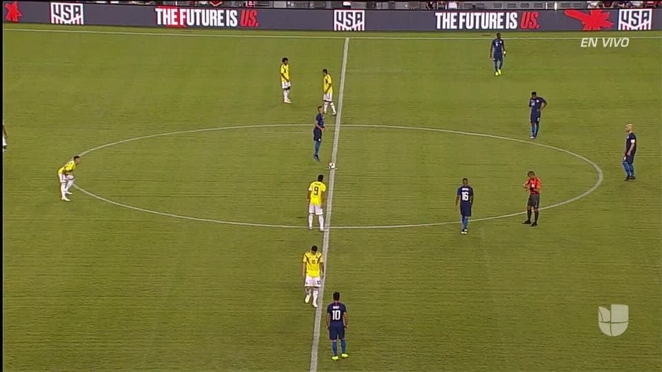 Arranca el partido y la pelota está en juego.