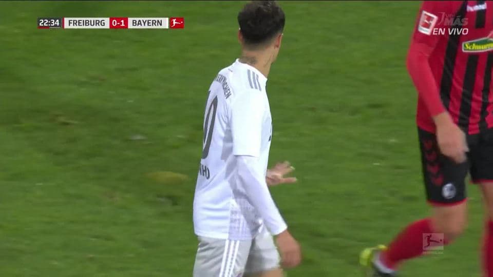 Tiro desviado de Philippe Coutinho