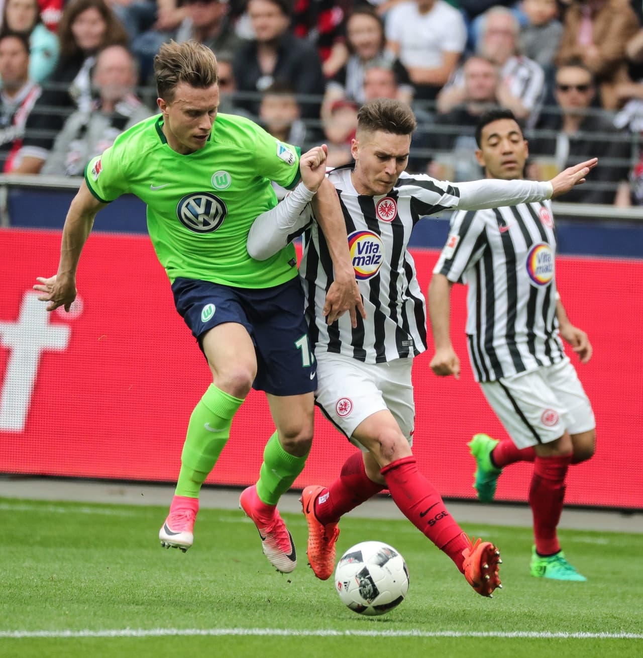 Por el lado del Frankfurt, el uruguayo Guillermo Varela intentaba llevar peligro al arco del Wolfsburgo por la banda derecha pero siempre encontraba una barrera. En esta era Yannick Gerhardt.