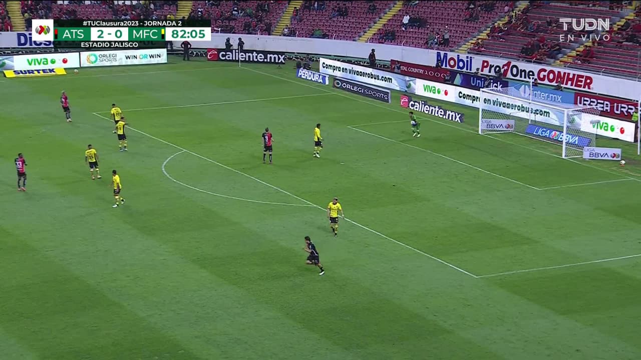 ¡TIRO ATAJADO! disparo por Brian Lozano.