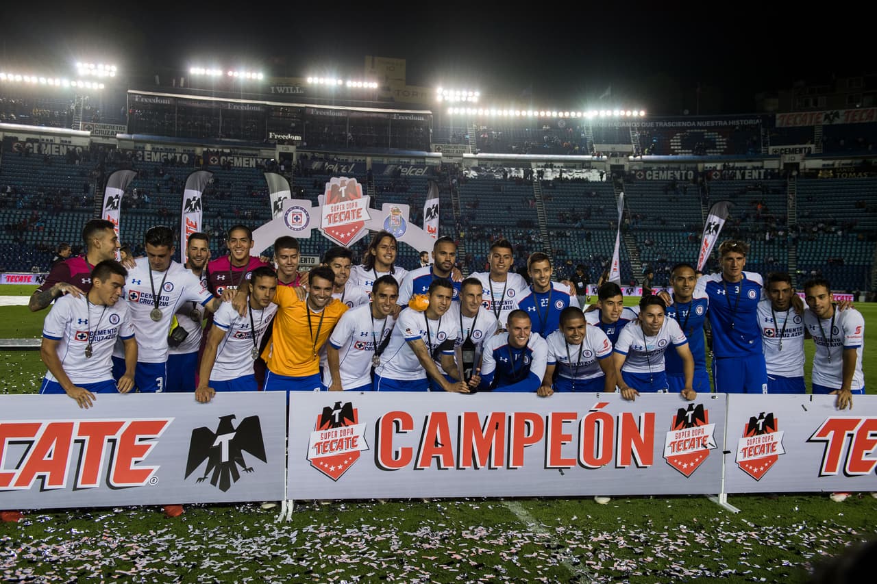 Al final, celebración para Cruz Azul en su presentación oficial con los refuerzos y levantando de nuevo un trofeo.