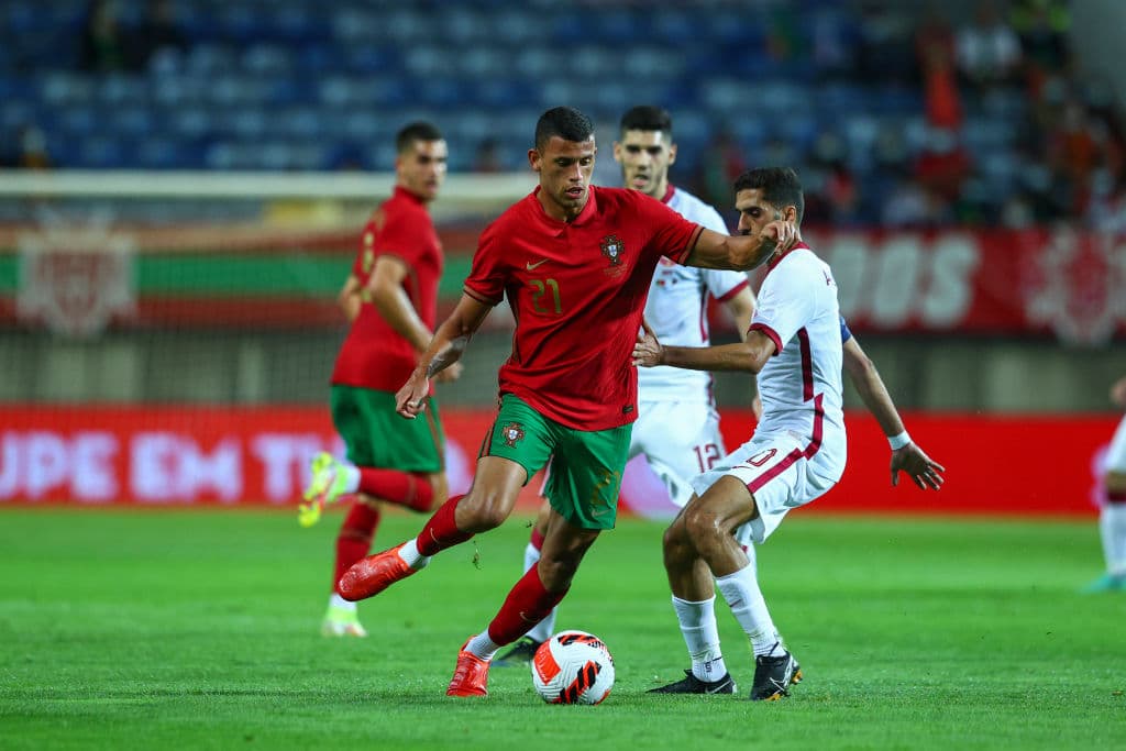 Cristiano Ronaldo anotó el primer gol y abrió la llave para que Portugal goleara 3-0 a Qatar.