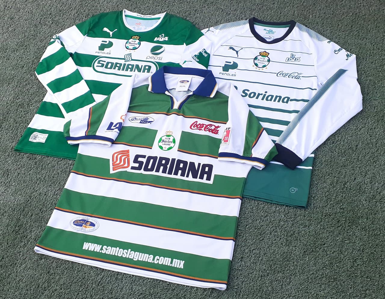 <b>Los uniformes</b>
<br>Estas fueron las tres camisetas con las que Santos se coronó un 20 de mayo en tres años distintos.