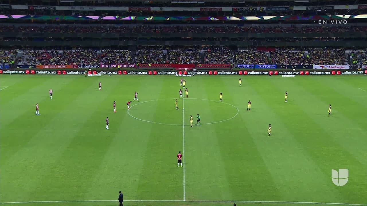 Arranca el partido y la pelota está en juego.