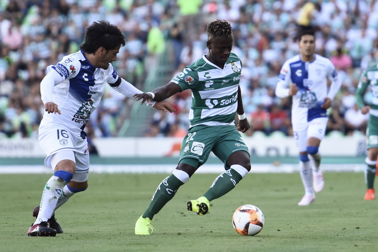 El partido seguía su curso y sin que alguno de los dos equipos pudiera establecer claro y amplio dominio, los de casa inclinaban ligeramente la balanza.