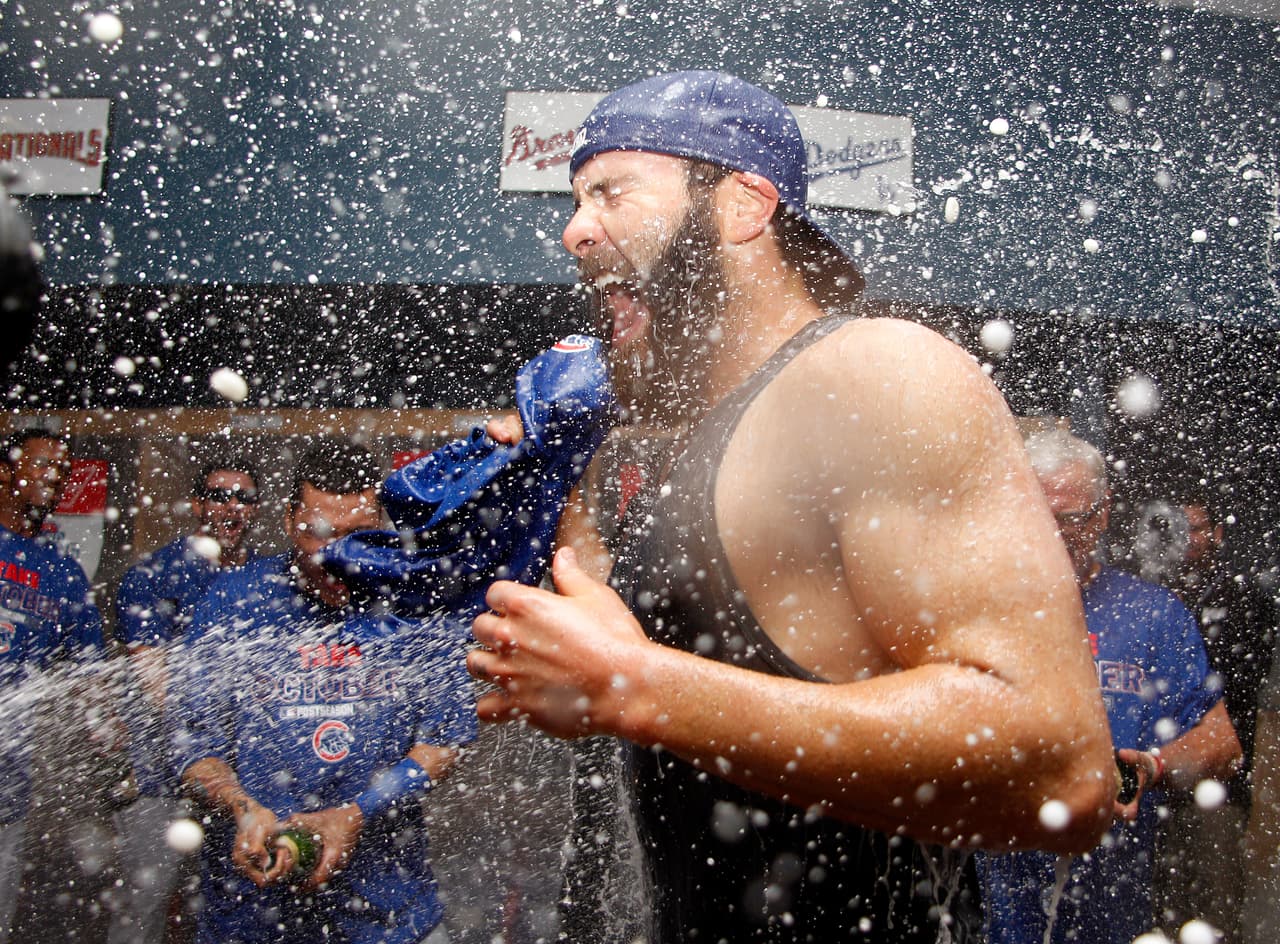 Jake Arrieta y toda la banca de los Cubs festejaron en grande el triunfo ante los Piratas de Pittsburgh.
