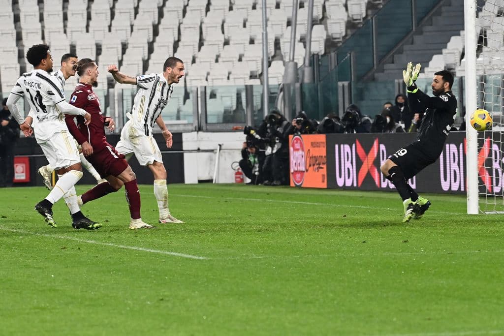 N’Koulou (9’) abrió el marcador para Torino. En la recta final del juego, McKennie (77’) y Bonucci (89’) hicieron los goles para sacar el resultado. El próximo compromiso para Cristiano Ronaldo y compañía será ante el Barcelona de Lionel Messi en la J6 de la Champions League.