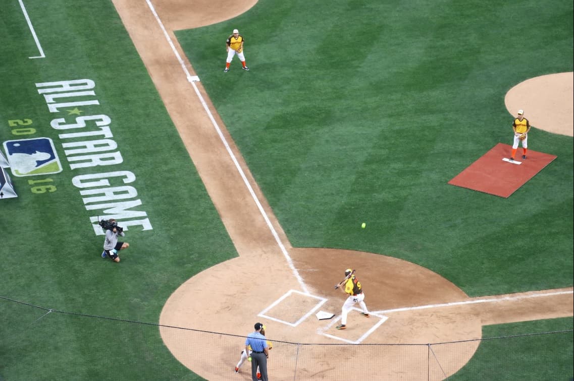 Como parte de la festividad previa al Juego de Estrellas, se llevó a cabo un juego de softbol entre celebridades. Donde la Liga Americana superó 8-7 a la Liga Nacional.