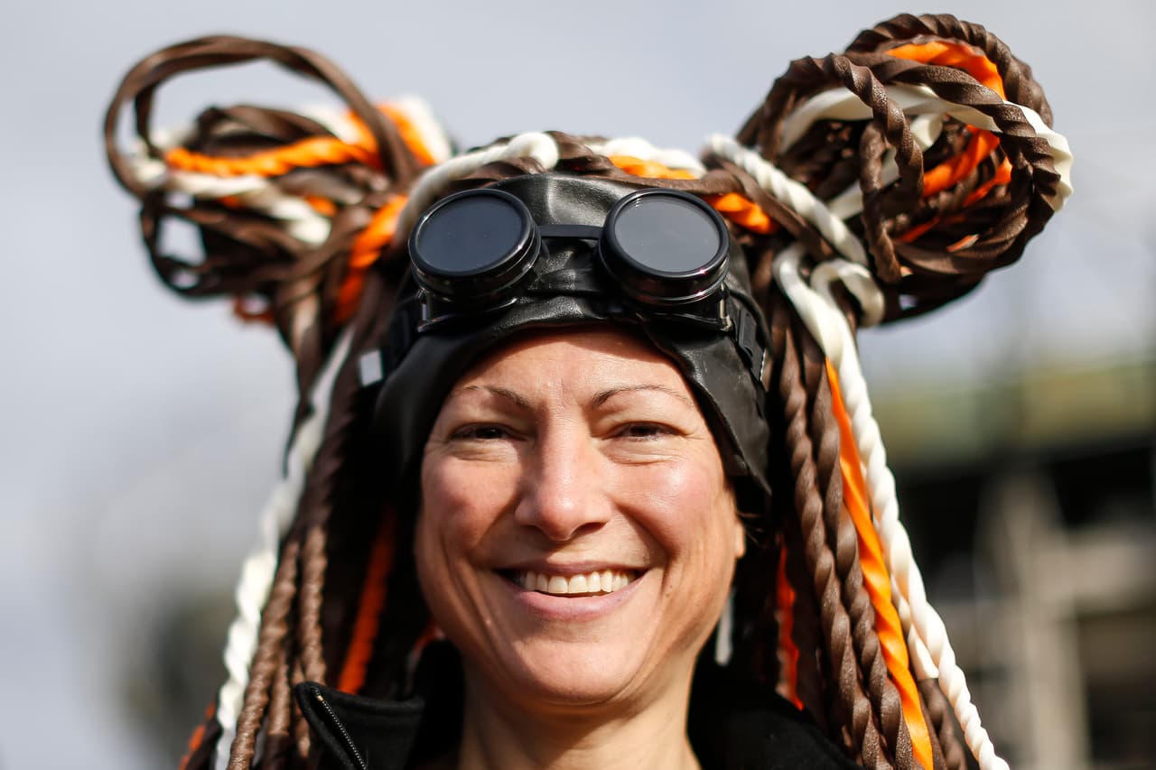 A su respuesta, algunos seguidores de Clveland Browns tuvieron una presentación muy particular de los colores de su equipo.