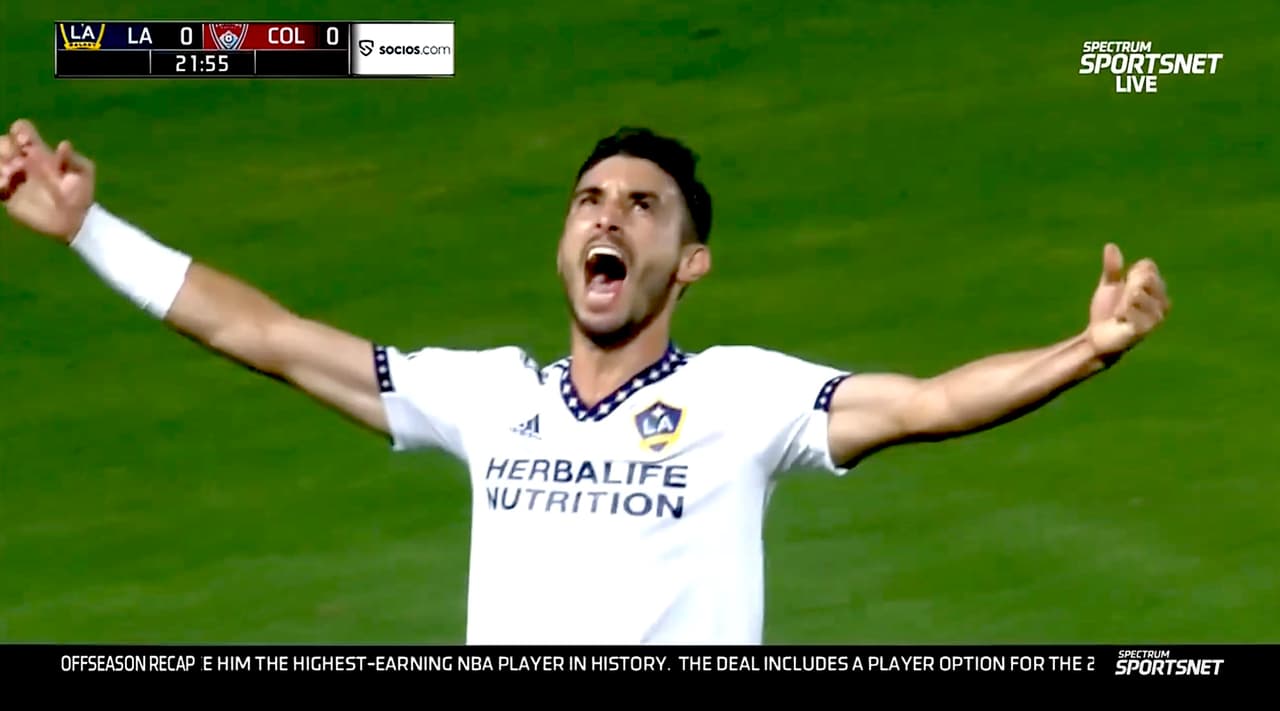 Gastón Brugman no perdona y con bella definición marca el primero para LA Galaxy