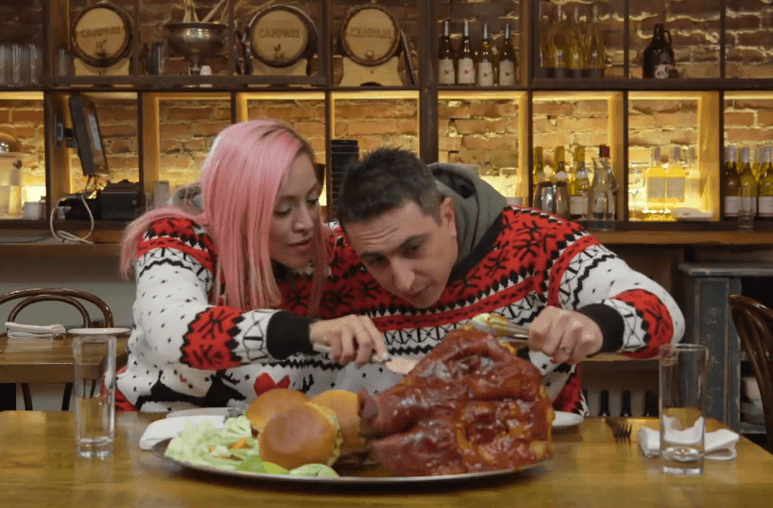 Las tres parejas participantes de la Carrera de la Copa Oro disfrutaron de un platillo típico de Cleveland, una cabeza de cerdo rostizada, en uno de sus retos para ganar el gran premio.