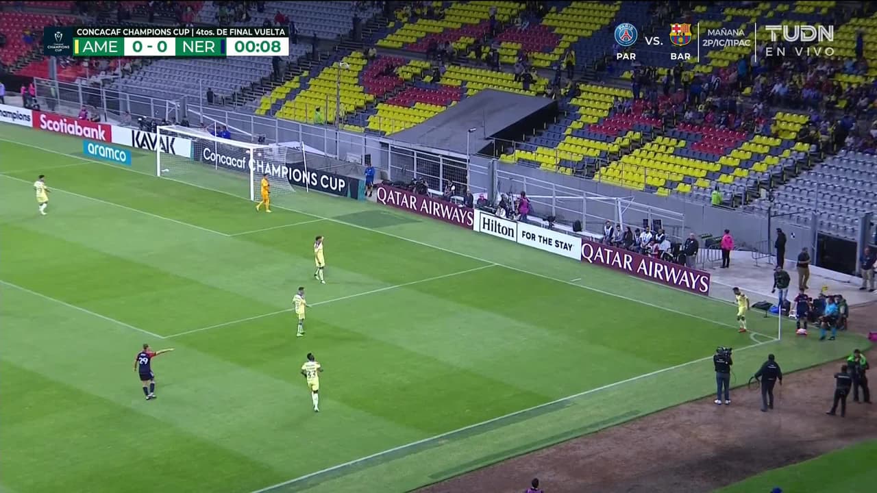 Arranca el partido y la pelota está en juego.