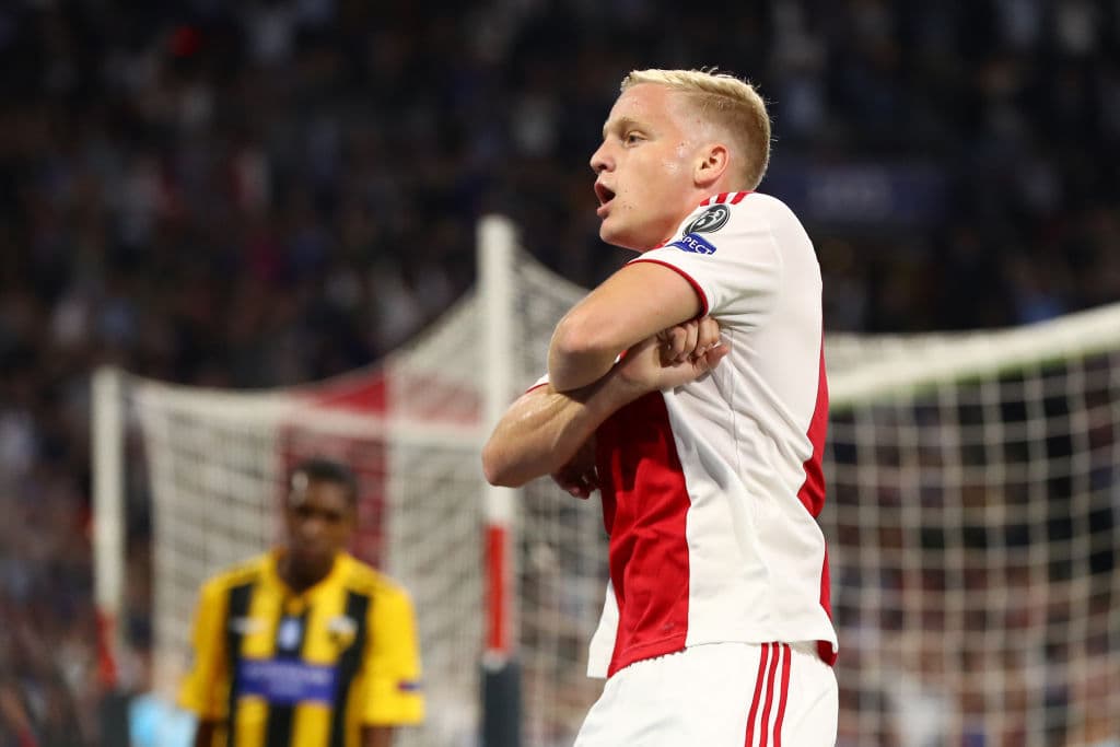 Donny van de Beek, que entró en lugar de Klaas Jan Huntelaar, puso con calidad el 2-0 tras pase de Dusan Tadic al minuto 32 del segundo tiempo.