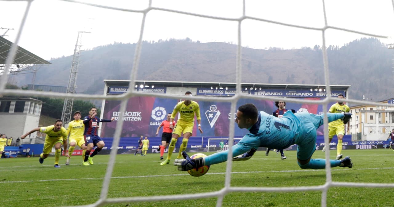 La defensa de Villarreal tuvo en el arquero Sergio Asenjo a su salvador en un duelo que ratificó las debilidades del equipo amarillo.