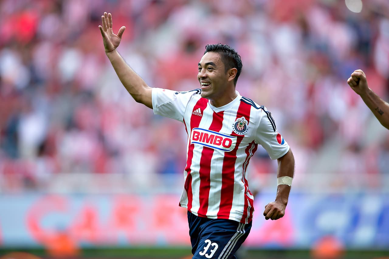 El buen golpeo de balón ya sea en movimiento o en cobros de faltas lo hace un arma en el ataque, además de saber asistir a sus compañeros con centros y diagonales que los dejen en posición favorable para anotar.