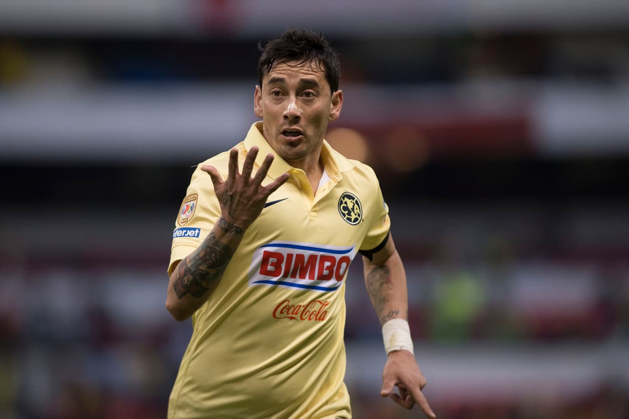 La forma de juego del jugador americanista lo hacen un imperdible de un once ideal pues sabe poner centros a modo, pases con ventaja para los delanteros y también tiene ese olfato goleador cuando es necesario que defina él la jugada.