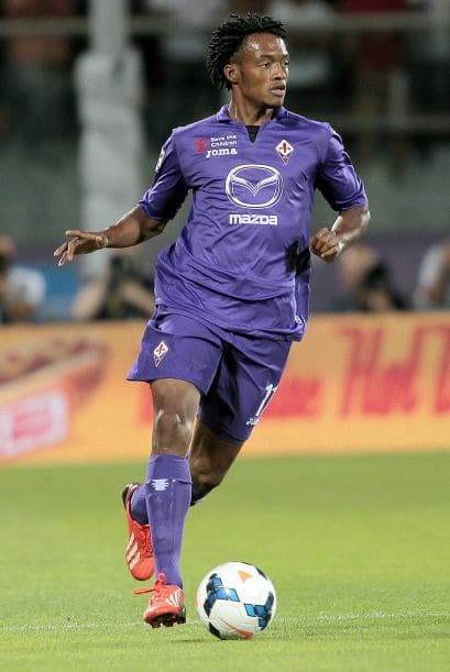 La lateral derecha y la media cancha del Barcelona podrían verse fortalecidas con un jugador plurifuncional como Juan Cuadrado. El colombiano domina a la perfección las dos posiciones y con la Fionrentina se convirtió en un inamovible del cuadro titular. Dos colombianos tendrían la oportunidad de estar con el Barça.