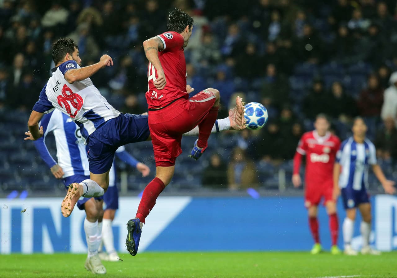 Los del Lokomotiv de Moscú no bajaron los brazos, quisieron remar contra la corriente pero ya el tiempo era un factor, y ni qué decir de la intensa lluvia que no dejaba jugar a plenitud.