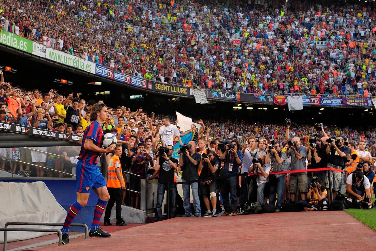 La llegada del sueco Zlatan Ibrahimovic a Barcelona generó una gran expectativa en los hinchas, pero su fútbol y actitud decepcionó y fue el centro de los ataques tras el fracaso en Champions.