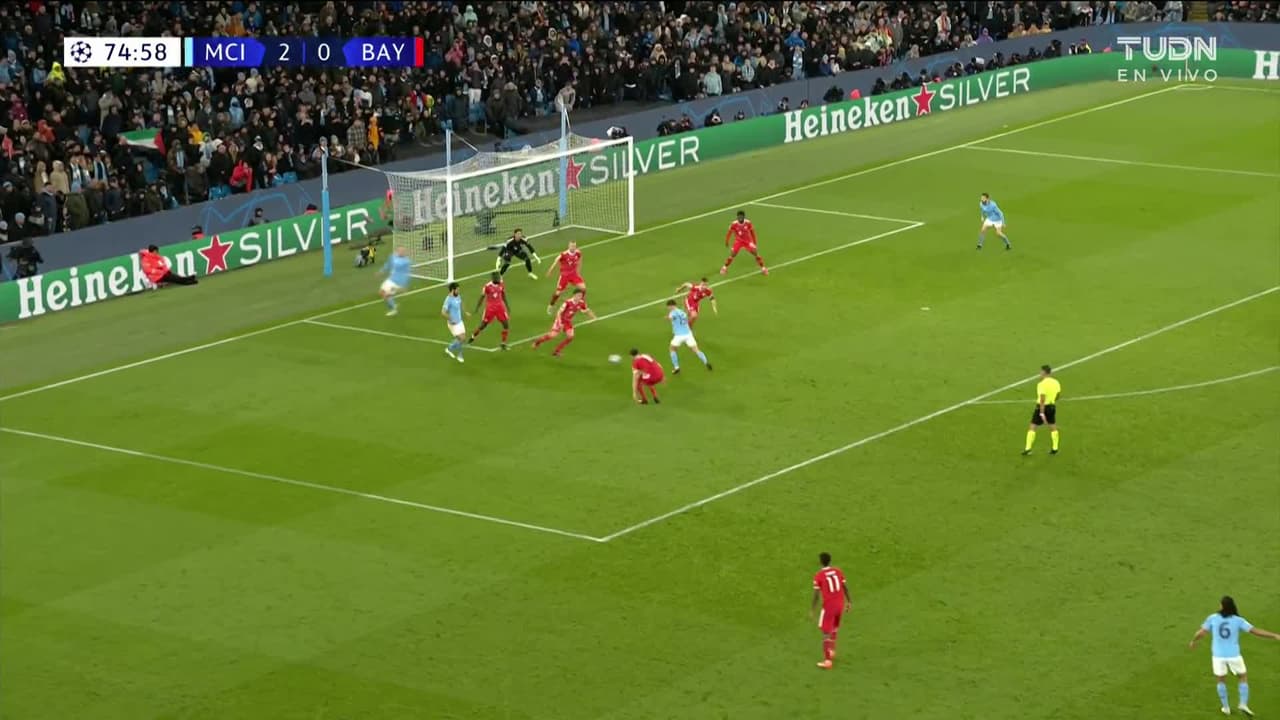 ¡TIRO ATAJADO! disparo por Julián Álvarez.