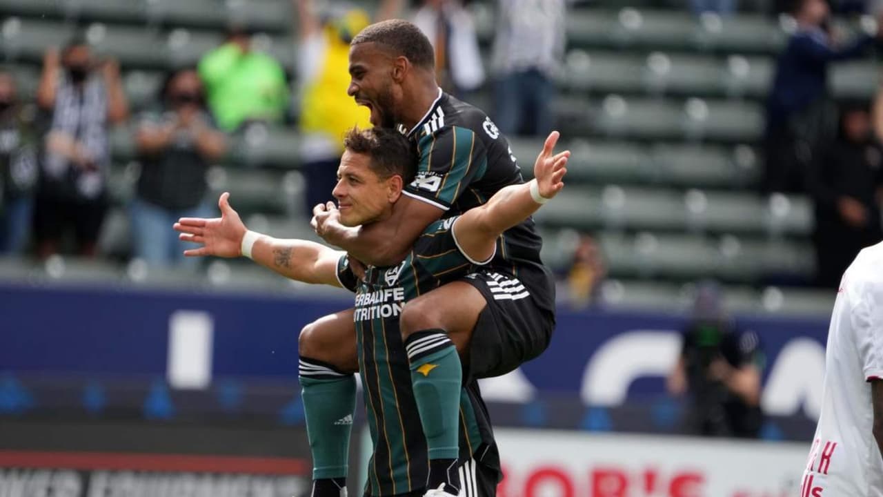 Chicharito iguala logro de Vela en la MLS