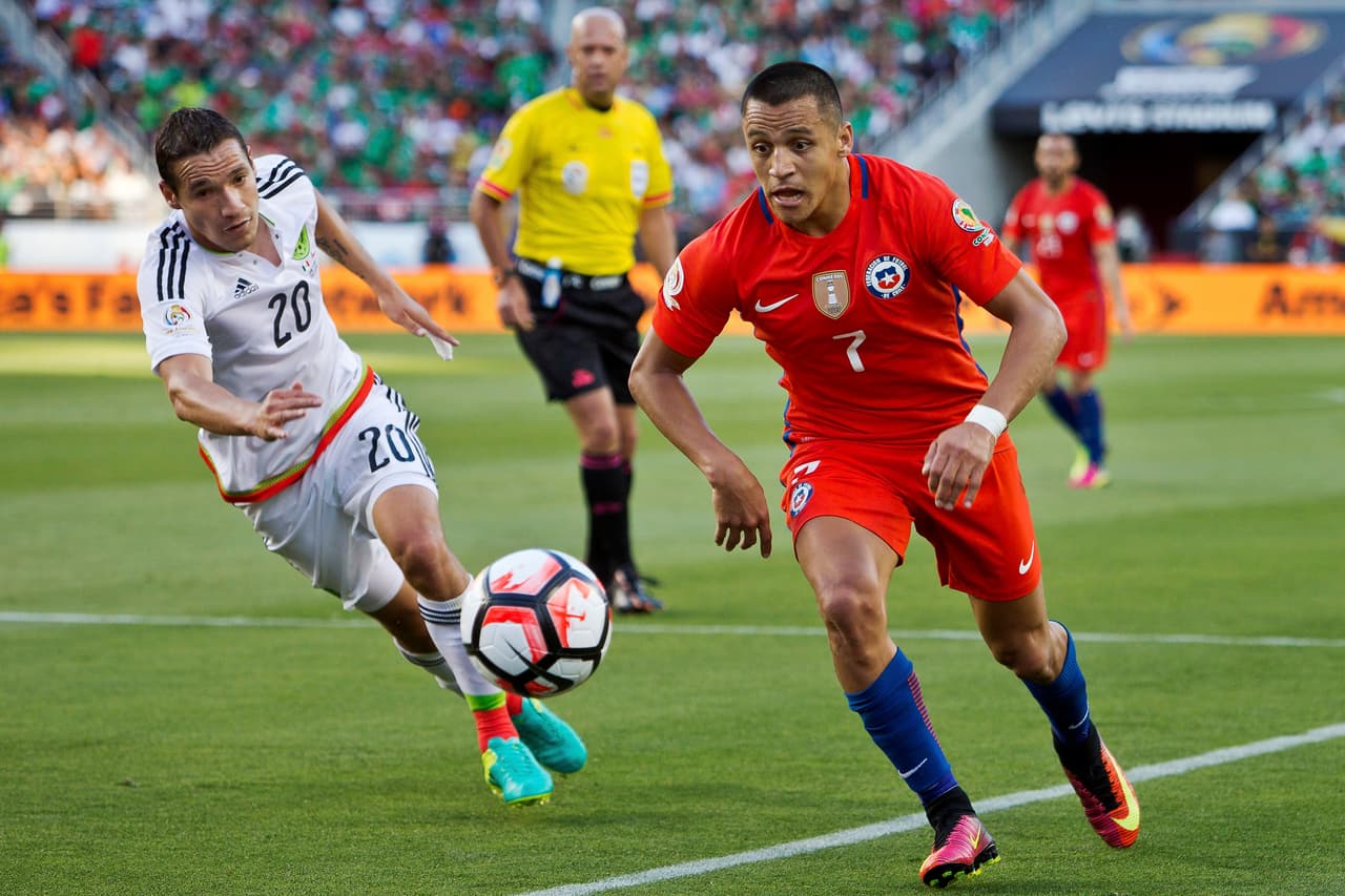 Alexis Sánchez: el delantero –que jugaba para el Arsenal en ese entonces– marcó un gol y puso dos asistencias para el equipo sudamericano. Fue titular y jugó todo el partido.