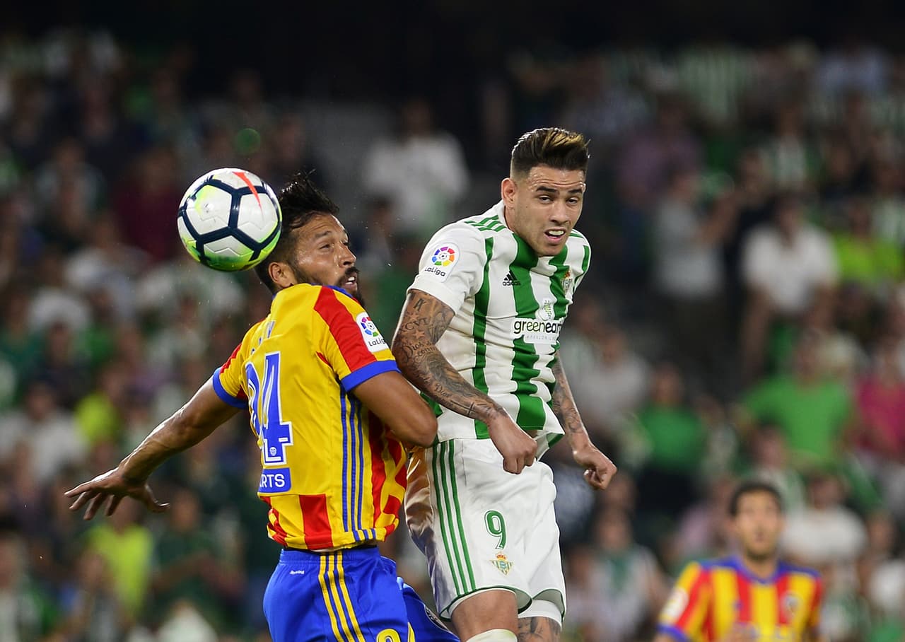 La distancia se acortaría cuando el paraguayo Antonio Sanabria picó a espaldas de la defensa, eludió al portero y de pierna derecha anotó el segundo para el Betis. Cuarto tanto del sudamericano en La Liga.
