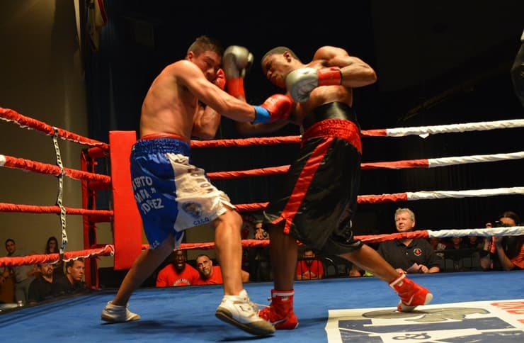 El colombiano Angulo (trusa negra) dominó al argentino Abalos (azul).