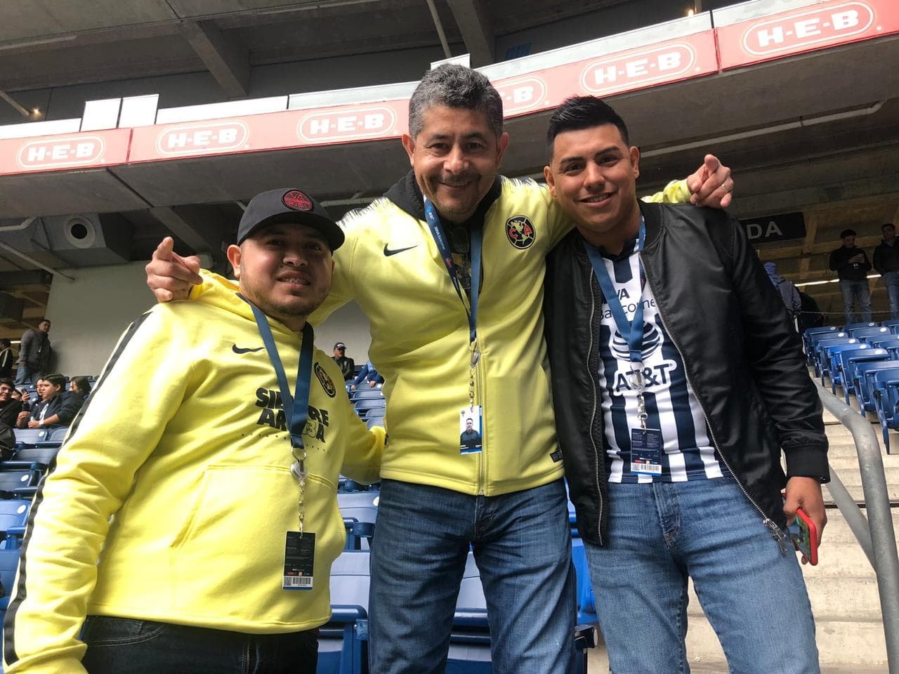 La diferencia son los colores, pero la amistad une a estos fanáticos de Rayados y América.