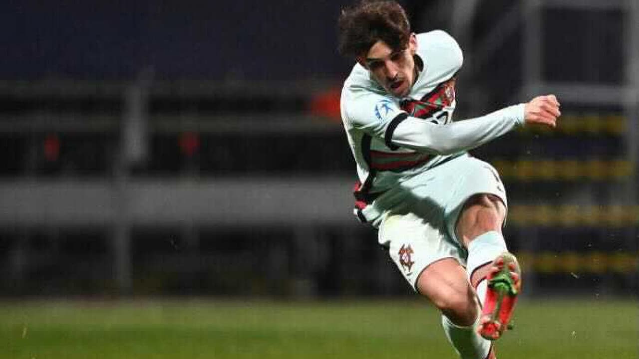 Barcelona resuelve temporalmente problema con Trincao, excompañero de Raúl Jiménez