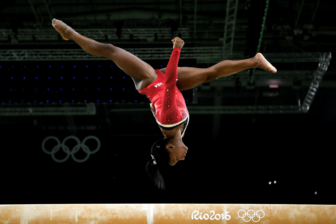 <b>Simone Biles</b>: El talento fuera de serie y su carisma hicieron que esta gimnasta estadounidense se convirtiera en la sensación de los Juegos Olímpicos de Rio 2016. 
<br>En su debut olímpico, 
<a href="http://www.univision.com/deportes/juegos-olimpicos-rio-2016/en-fotos-el-extraordinario-paso-de-simone-biles-por-rio2016-fotos" target="_blank">Biles consiguió cuatro medallas de oro y una de bronce</a>, lo que le valió numerosos reconocimientos, siendo uno de ellos el de Mejor Atleta del Año por parte del del diario “L’Équipe”