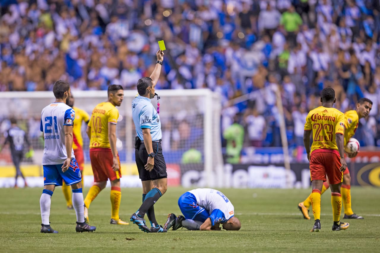El árbitro del encuentro Óscar Macías requirió de 6 tarjetas amarillas para controlar las acciones.