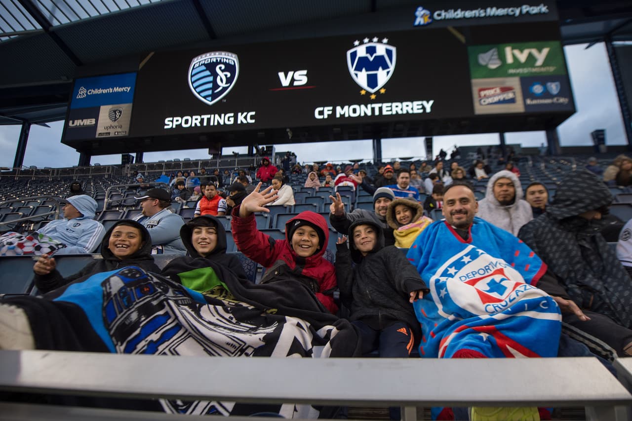 Este fue el ambiente dentro y fuera del Childrens Mercy Spark Stadium, en Kansas City, Kansas, para presenciar el partido de Vuelta de las Semifinales de la Concacaf Champions League entre Sporting Kansas City y Rayados del Monterrey en medio de una noche fría.