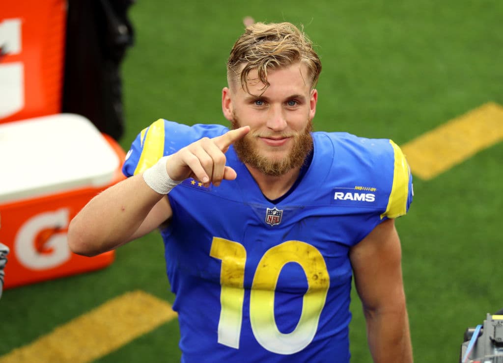 <b>Cooper Kupp</b>
<br>El ‘wide receiver’ del equipo de Los Ángeles Rams igual se llenó de cumplidos en las redes sociales; no sólo por haber ganado el Super Bowl LVI, también por su galanura.