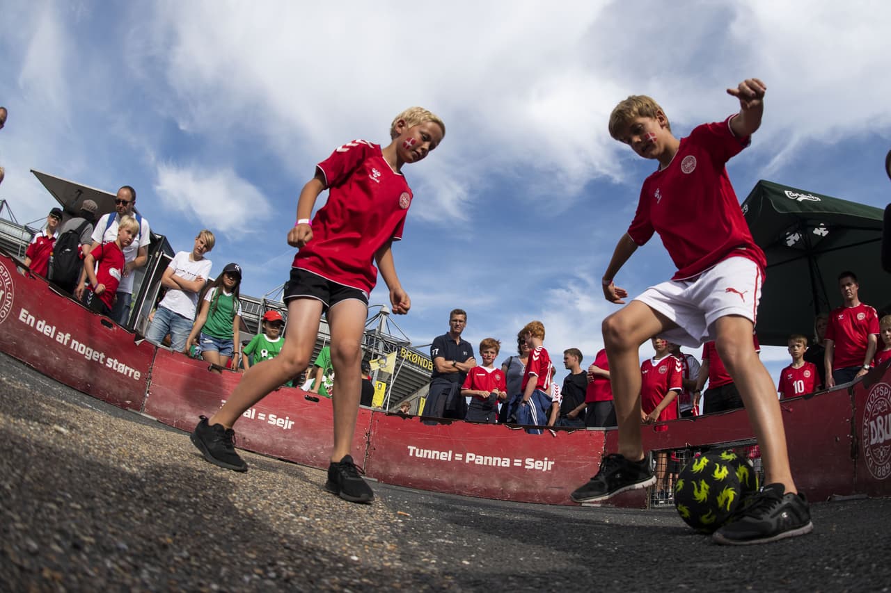 Las aficiones de México y Dinamarca conviven en Copenague previo al último ensayo de ambas selecciones antes de sus debuts en la Copa del Mundo Rusia 2018.