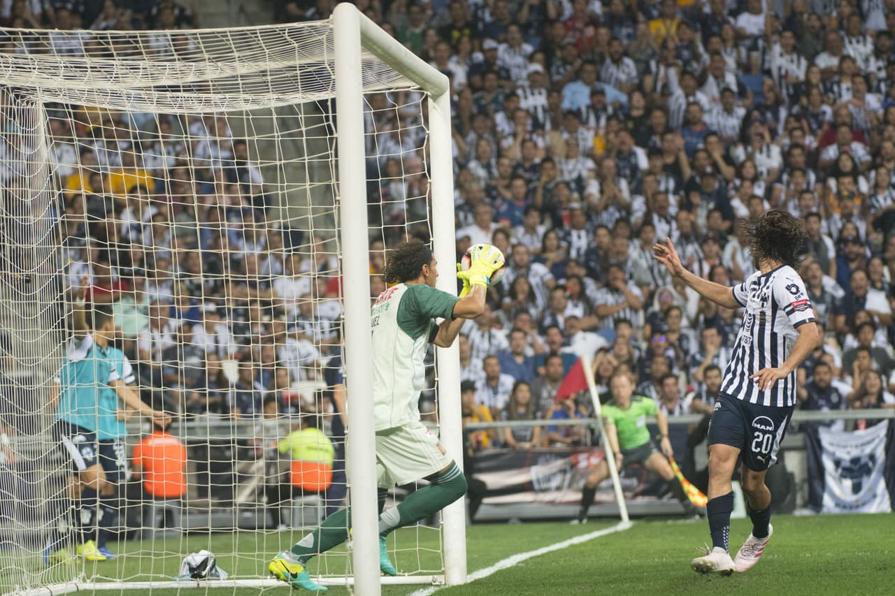 Rayados, con un cabezazo de larga distancia de Funes Mori, estuvo cerca de poner el 2-0, pero el travesaño se lo impidió, extrayendo el 'ah' de la grada.