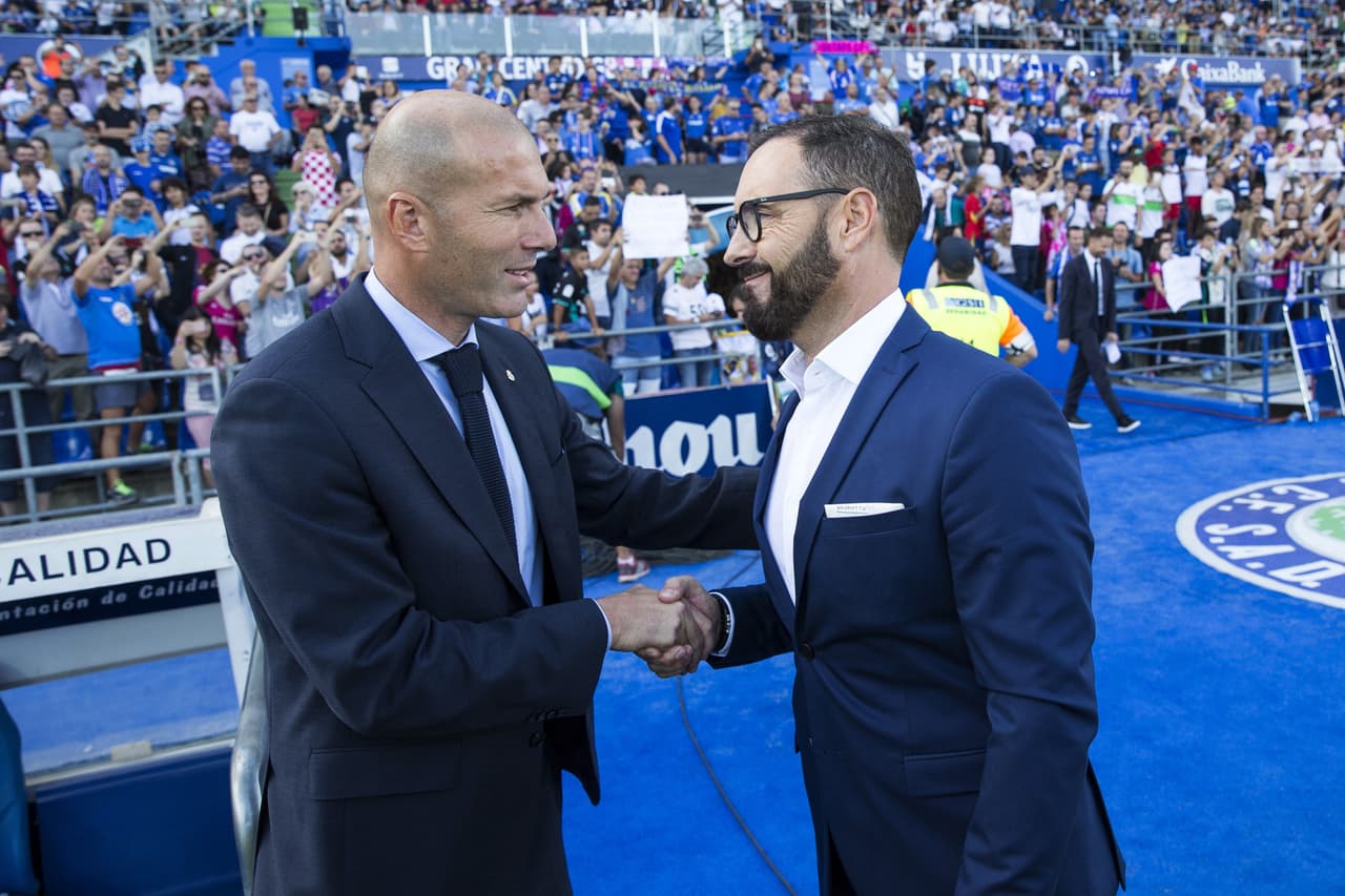 El saludo cordial entre Zinedine Zidane y José Bordalás, entrenadores de la contienda, previo al pitazo inicial.