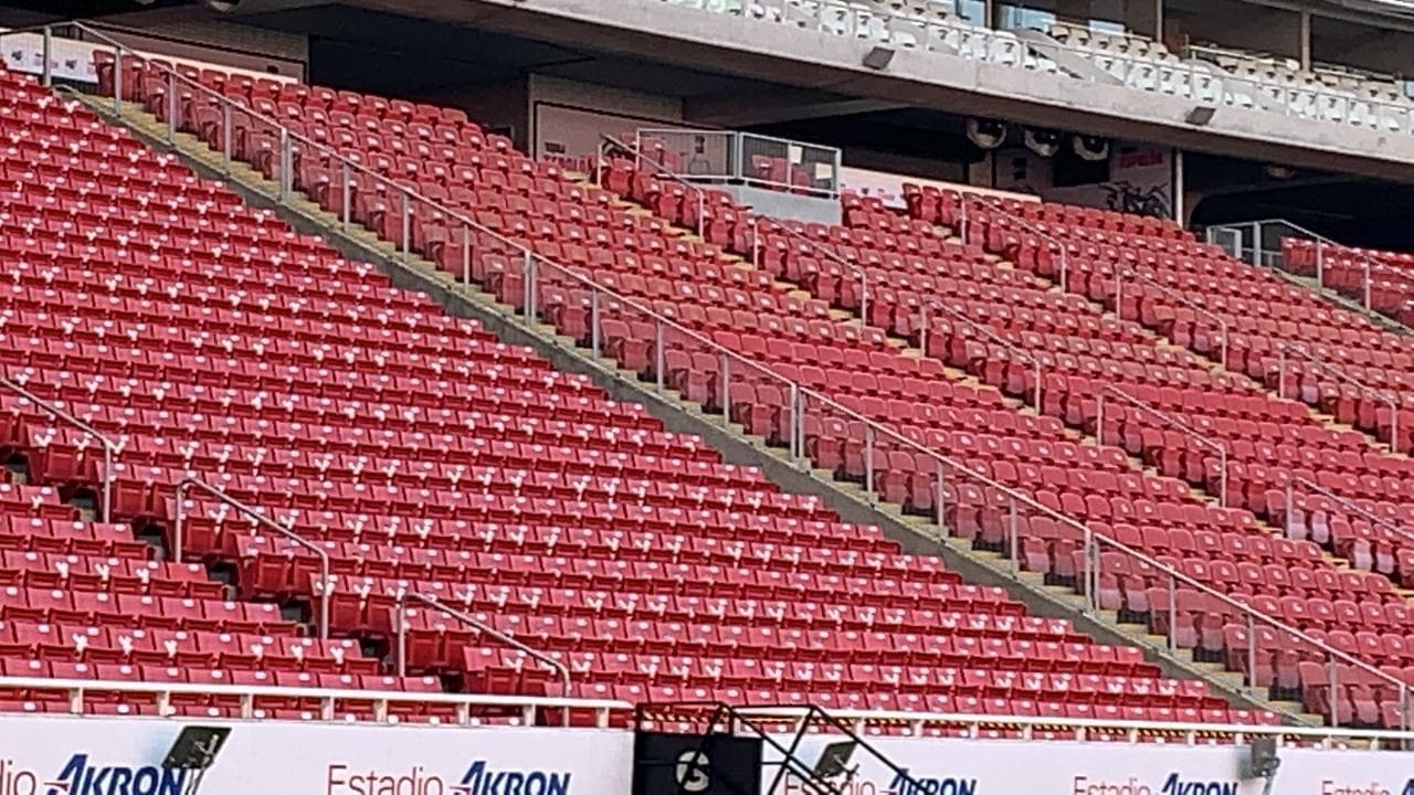 El estadio de las Chivas se ha desinfectado constantemente y cuenta con miles de despachadores de gel antibacterial. Los traslados de los equipos se realizan en autobús para evitar el uso de los aeropuertos. Los jugadores y el cuerpo técnico deben mantener una sana distancia social. Cada futbolista tendrá una botella individual para la hidratación. Además, los festejos entre jugadores están prohibidos.