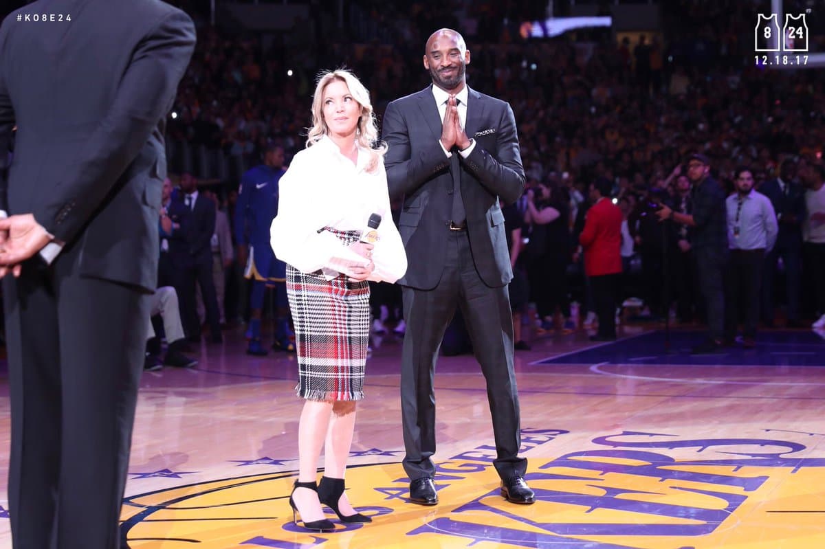 Kobe Bryant inmortalizado en el Staples Center con sus números 8 y 24