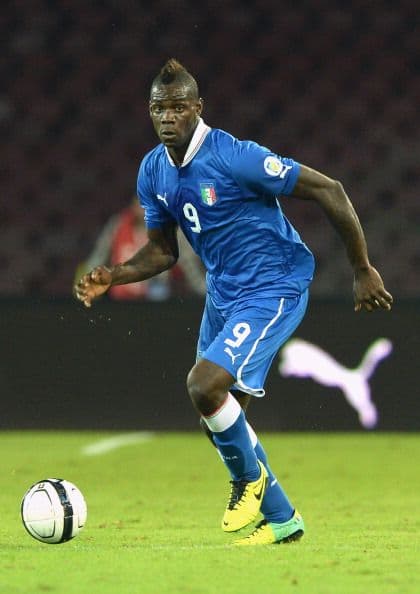 Mario Balotelli:El polémico delantero siempre ha llamado la atención por sus peinados y malos modos dentro y fuera de la cancha. Mira aquí los videos más chismosos.