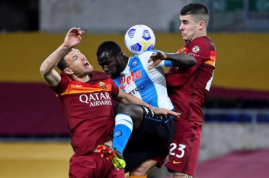 Napoli se impone 2-0 al AS Roma con doblete de Dries Mertens durante la Jornada 28 en la Serie A. El mexicano Hirving Lozano finalmente supera su lesión y regresa a las canchas, esta vez entró al minuto 73 por Elmas.