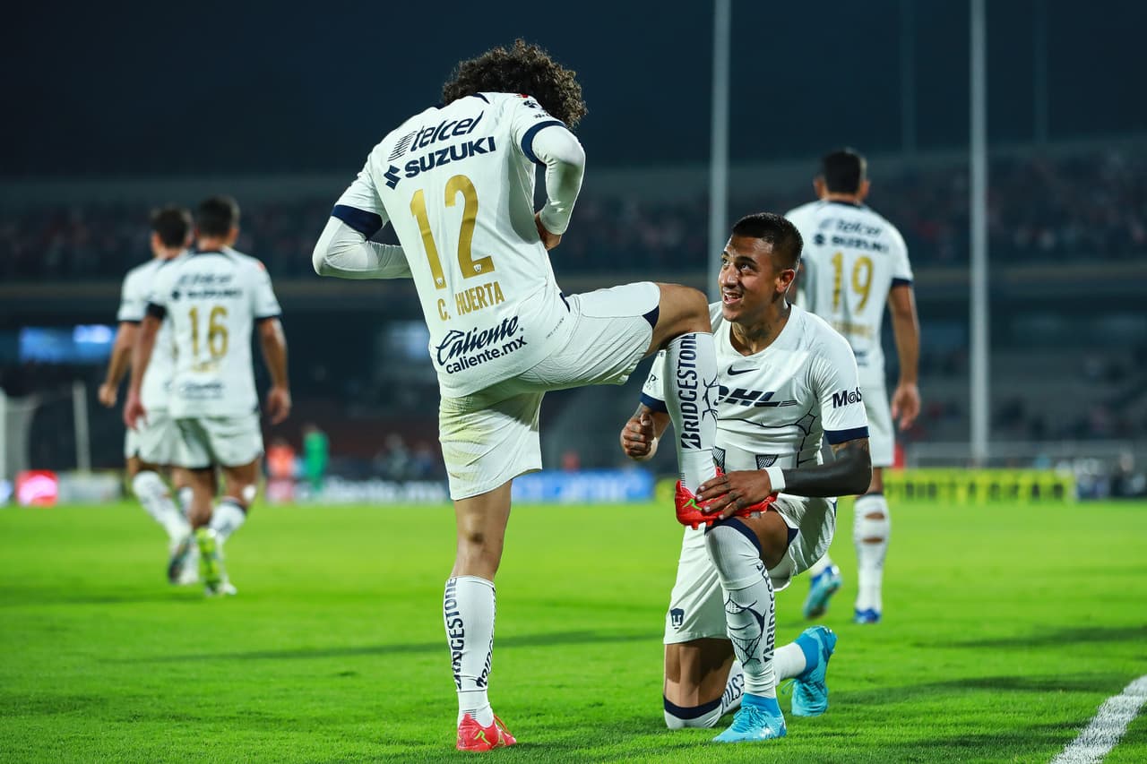 Pese la polémica de la mano no marcada en la Ida de Cuartos a favor de Pumas, los universitarios ganaron contundentemente a Chivas en la Vuelta con un 3-1 global gracias a los goles de César Huerta, Gabriel 'Toro' Fernández y el autogol de Antonio Briseño.