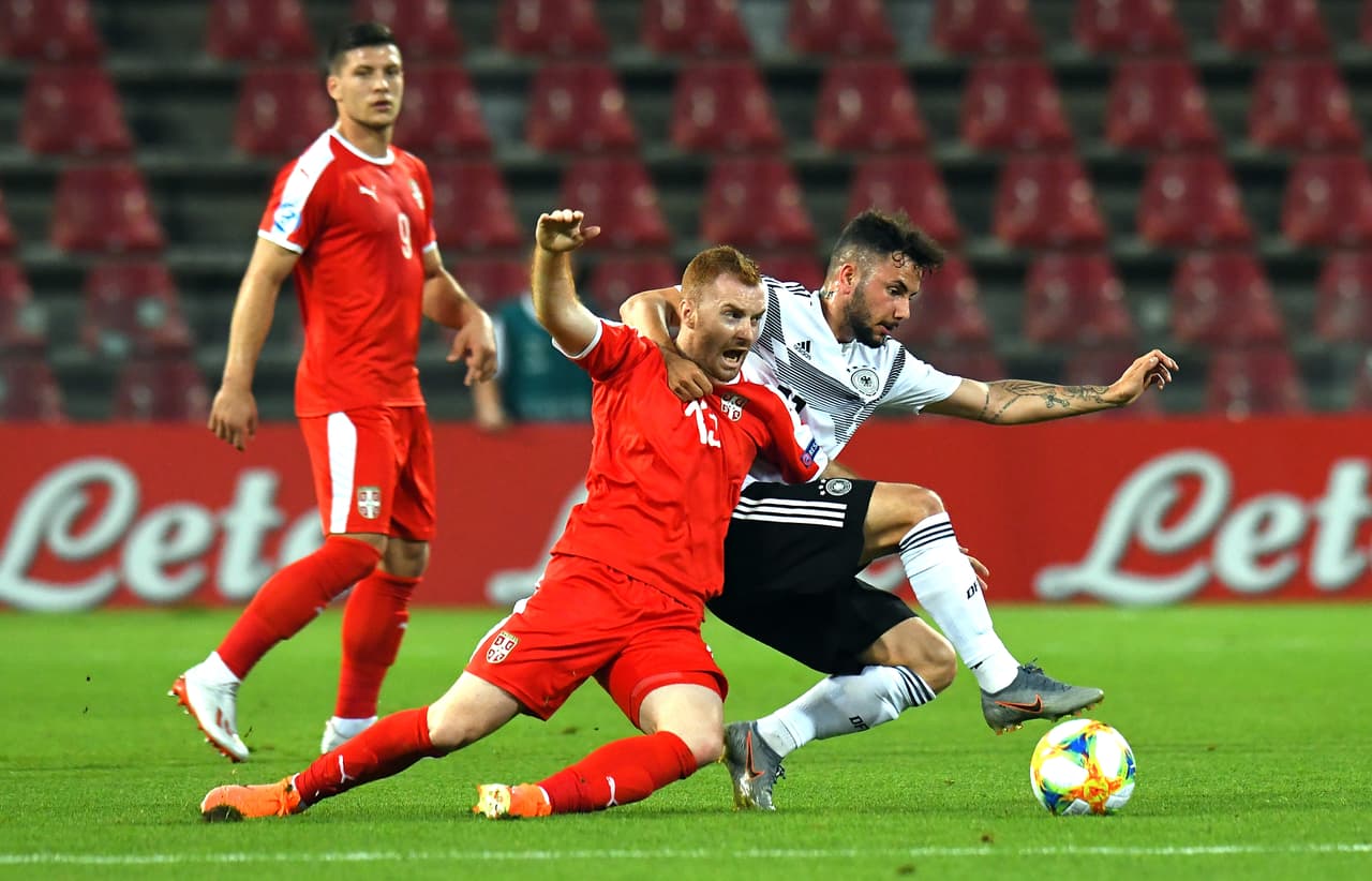 Alemania dio un paso aplastante al golear 6-1 a Serbia en el Grupo B del Europeo Sub-21, donde es líder y buscará ratificar contra Austria el primer lugar en su zona en el torneo juvenil, clasificatorio a Juegos Olímpicos.