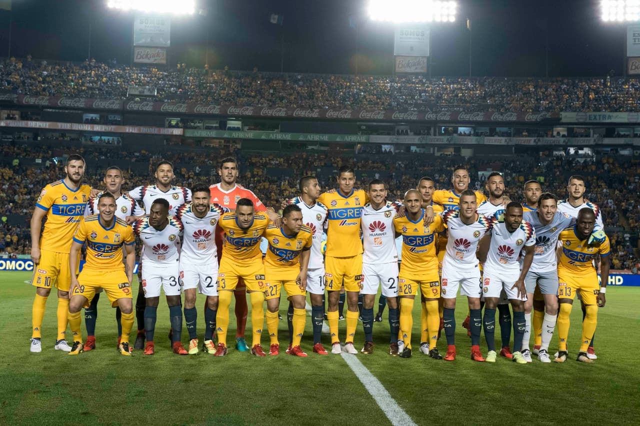Gran detalle de América y Tigres al tomarse la fotografía en conjunto previo al inicio del juego.