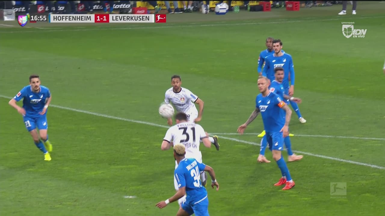 ¡Por no saber despejar! Espectacular cabezazo de Kevin Volland para igualar el marcador