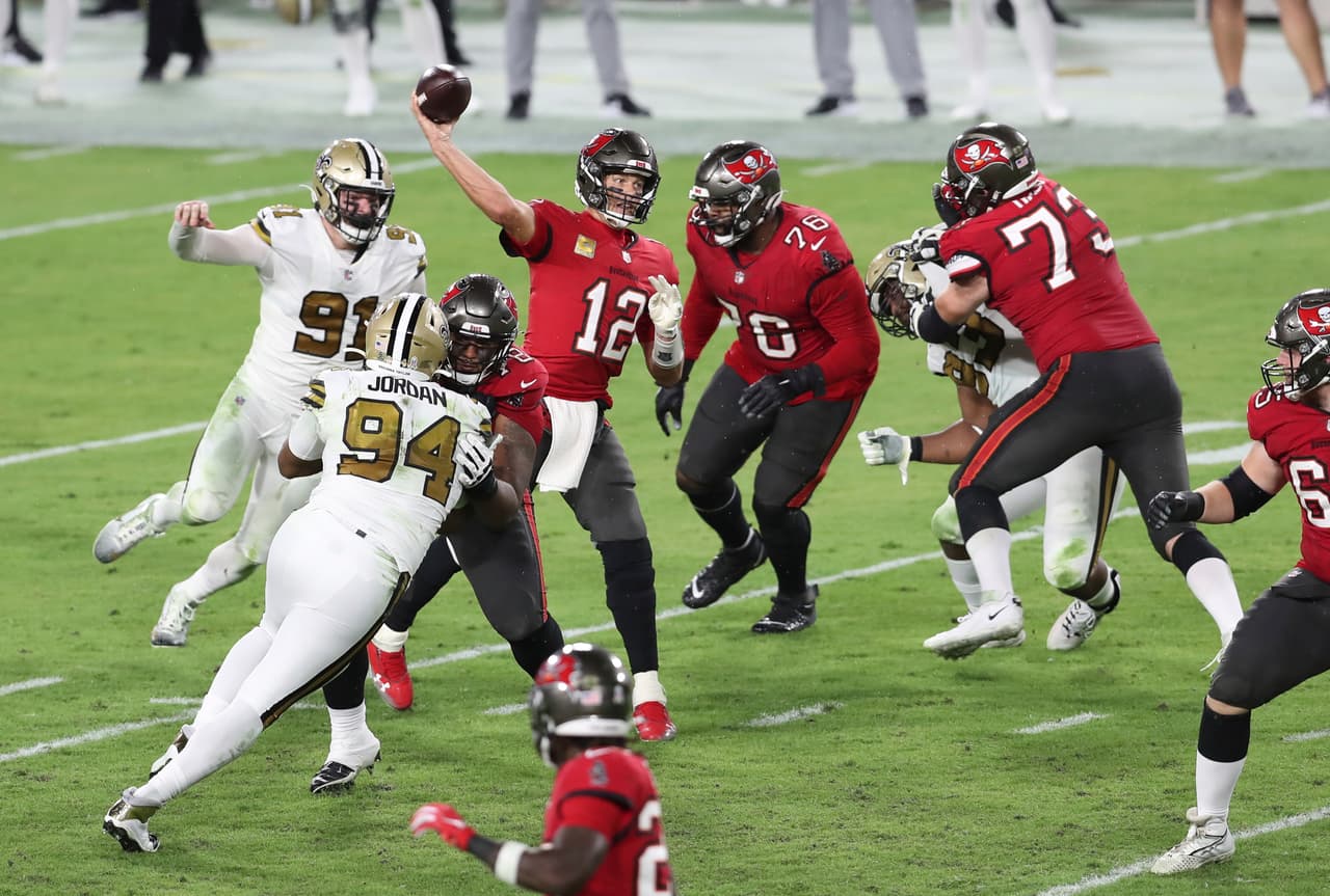 Drew Brees tiene una estupenda noche frente a los Buccaneers y con cuatro pases de anotación y cero intercepciónes, los Saints vencen a Tampa 38-3 en su casa.