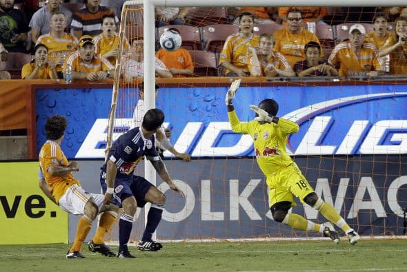 Con este gol de último minuto el Houston Dynamo se salvó de perder con los Red Bulls de Nueva York