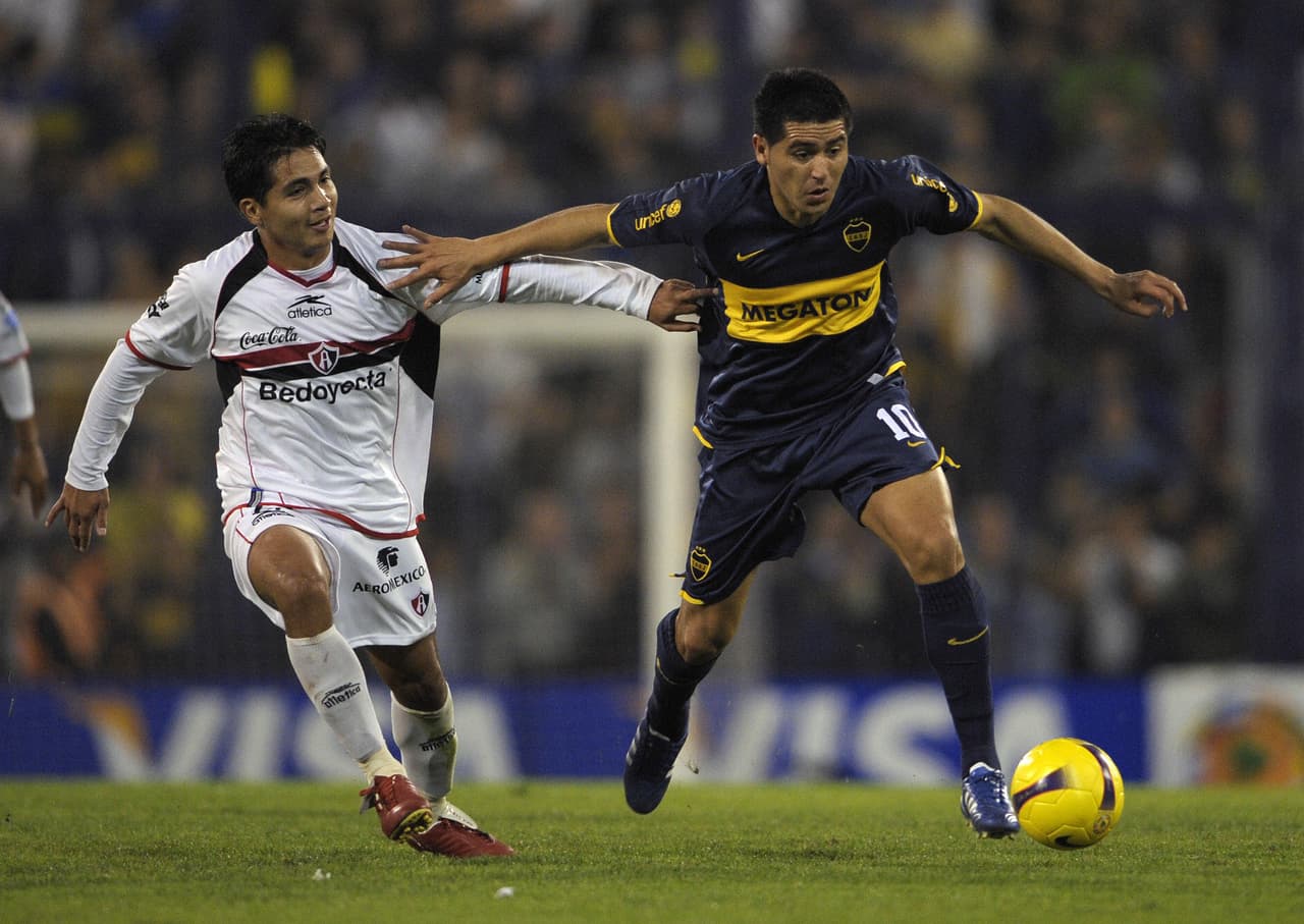 Argentina's Boca Juniors midfielder Juan Roman Riquelme (R) vies for the ball with Mexico's Atlas midfielder Christian Valdez during their Libertadores Cup 2008 quarterfinals football match at Jose Amalfitani stadium in Buenos Aires on May 14, 2008. AFP PHOTO / JUAN MABROMATA (Photo credit should read JUAN MABROMATA/AFP/Getty Images)