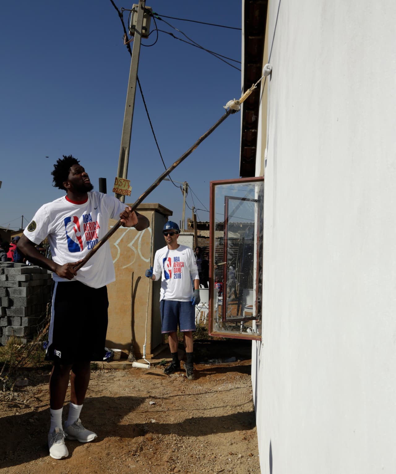 Así es como los jugadores de NBA hicieron servicio social en medio de su duelo de exhibición en África.